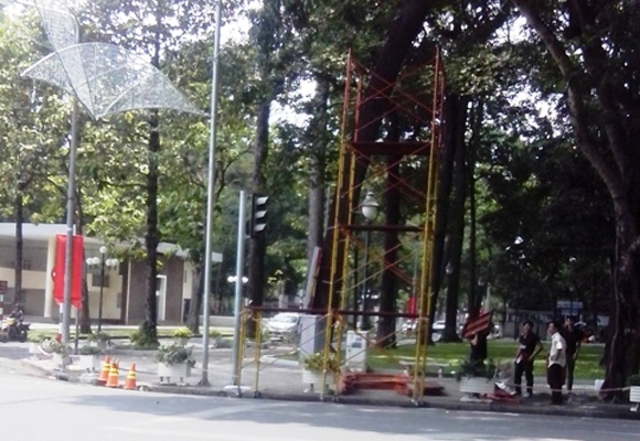 Hiện trường vụ sập giàn giáo làm 3 công nhân bị thương