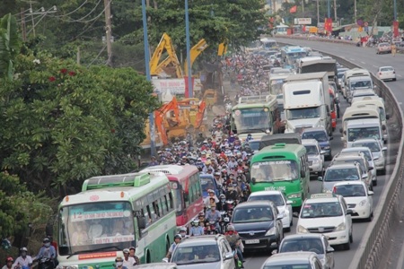 Kẹt xe nghiêm trọng trên xa lộ Hà Nội theo hướng các tỉnh về
TPHCM chiều 30/4