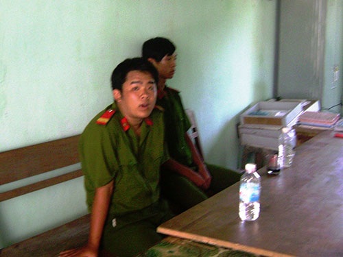 MC Lê Thoại Kỳ (trái) và Phan Nguyễn Hoài Nam tại cơ quan Công an xã An Hòa, huyện Tuy An - Phú Yên