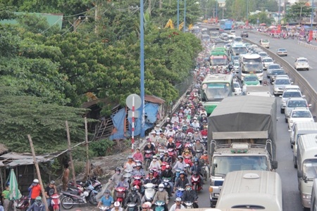 Kẹt xe nghiêm trọng trên xa lộ Hà Nội theo hướng các tỉnh về
TPHCM chiều 30/4