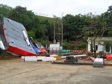 Trạm xăng dầu
Hồ Gương bị lốc xoáy cuốn phăng