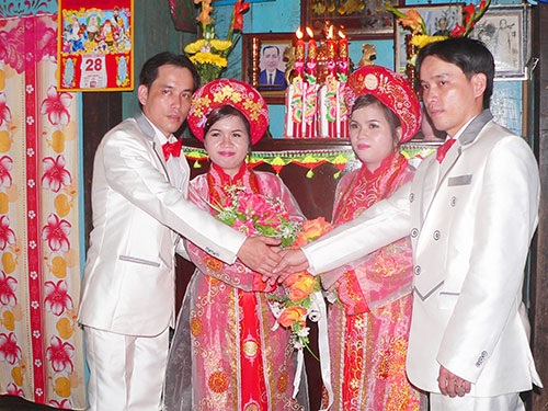 Ly kỳ đám cưới song sinh - 1 Hai cặp cô dâu và chú rể giống nhau như đúc chào bàn trong tiệc cưới