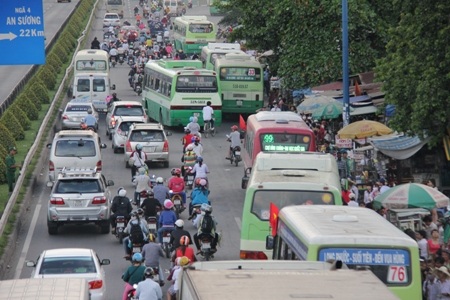  Xe máy phải chen vào làn đường
xe tải để cố thoát thảm cảnh kẹt xe