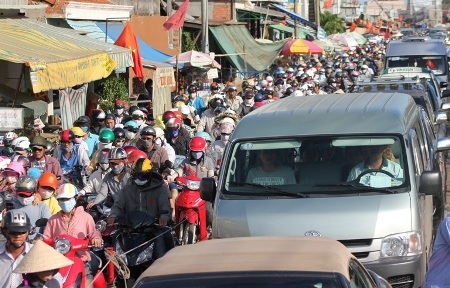 Kẹt xe nghiêm trọng trên xa lộ Hà Nội theo hướng các tỉnh về
TPHCM chiều 30/4