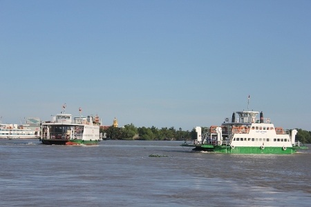 Xe khách, xe buýt dừng đón trả khách sai quy
định