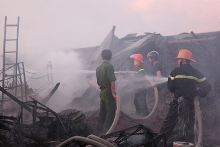 Cháy lớn ở chợ Ngã Sáu - 2 Cháy lớn ở chợ Ngã Sáu