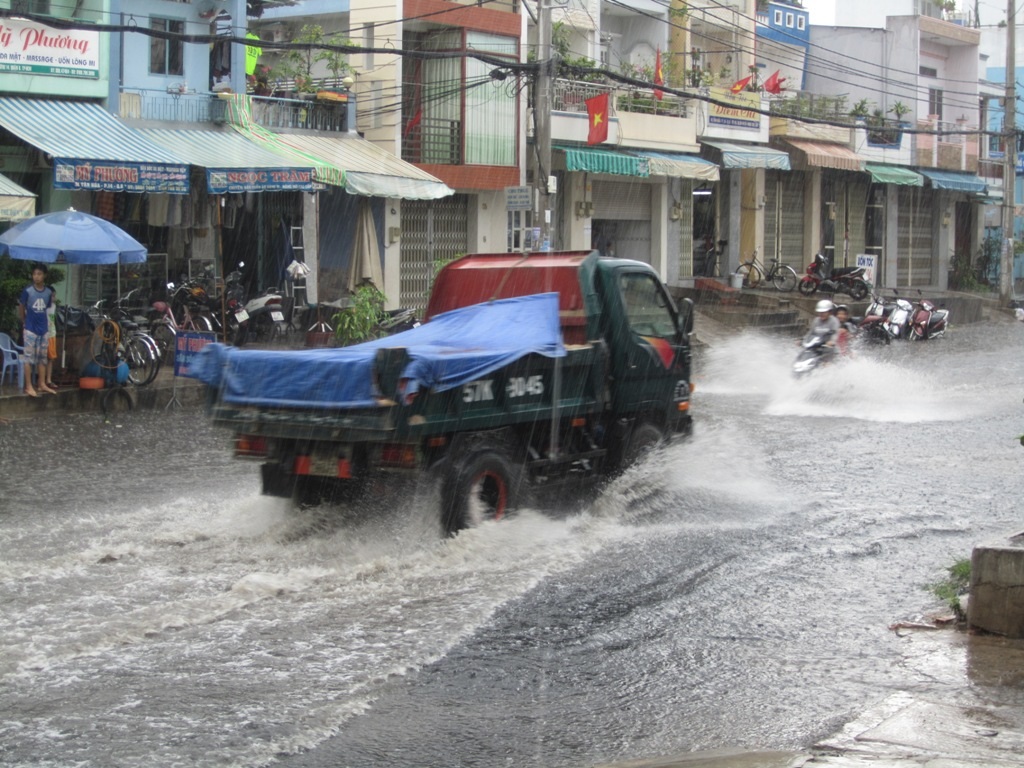 Mưa đầu mùa, “sông” lại về phố