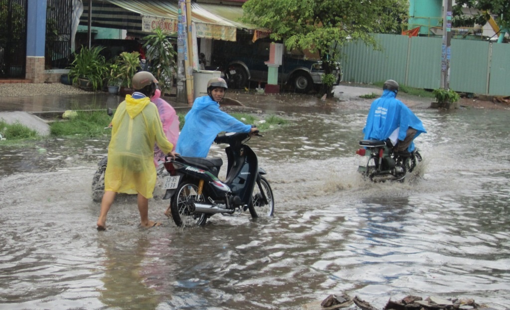 Mưa đầu mùa, “sông” lại về phố