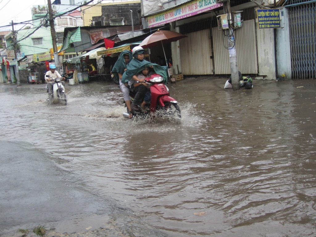 Mưa đầu mùa, “sông” lại về phố