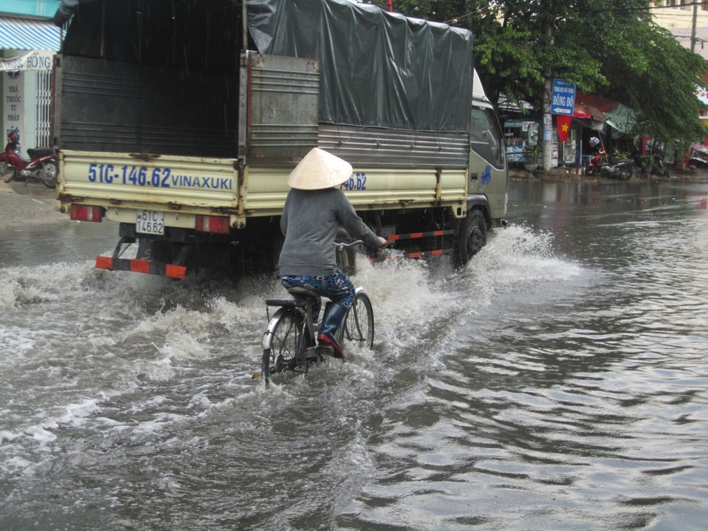 Mưa đầu mùa, “sông” lại về phố