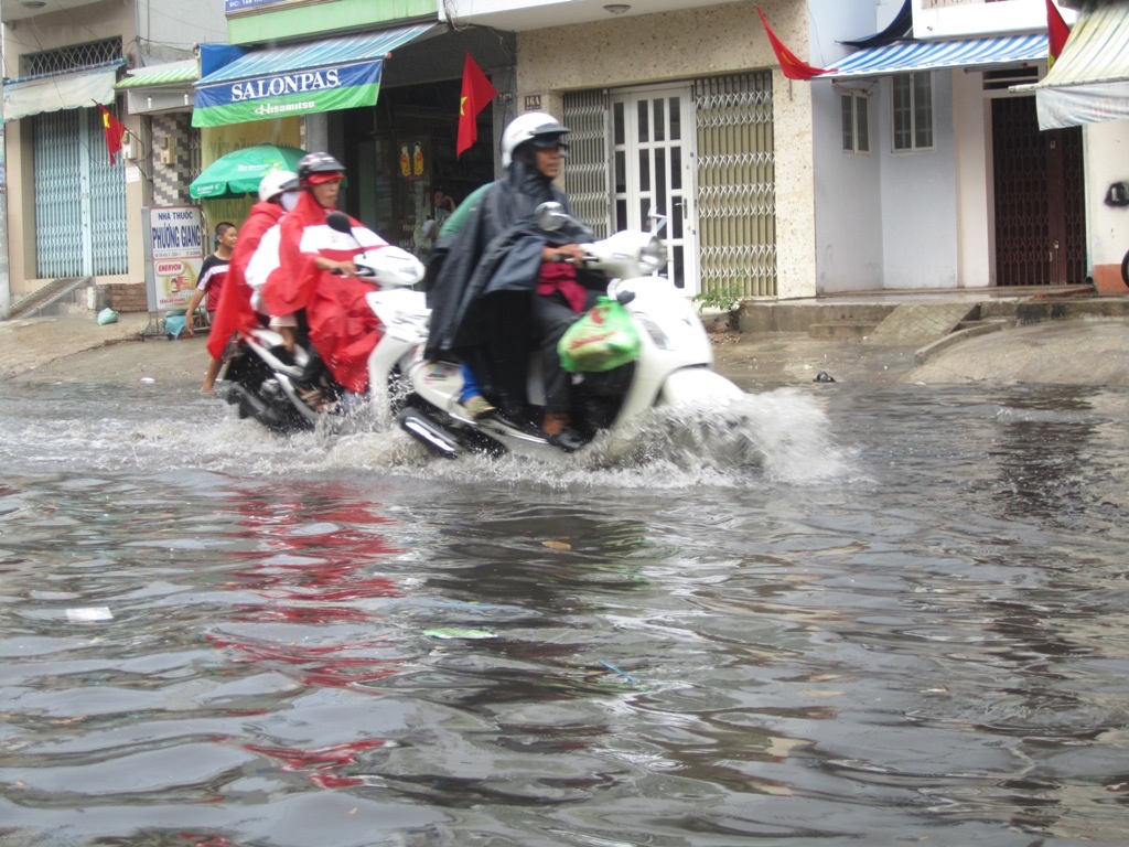 Mưa đầu mùa, “sông” lại về phố