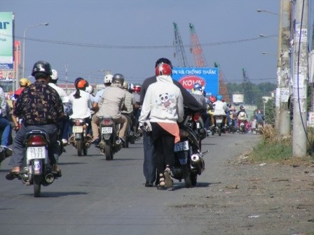 Liên tục dính bẫy “đinh tặc” - 3 Trong hai ngày lễ, nhiều xe gắn máy rơi vào bẫy “đinh tặc”