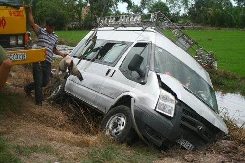 Cú lao mạnh vào bờ đất của chiếc xe làm nhân đôi mất mát trong một gia đình
