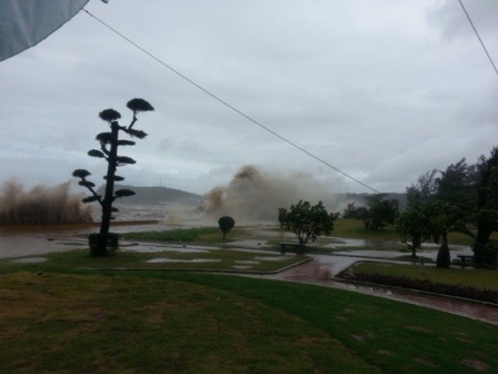 Sóng đánh tràn bờ biển Đồ Sơn