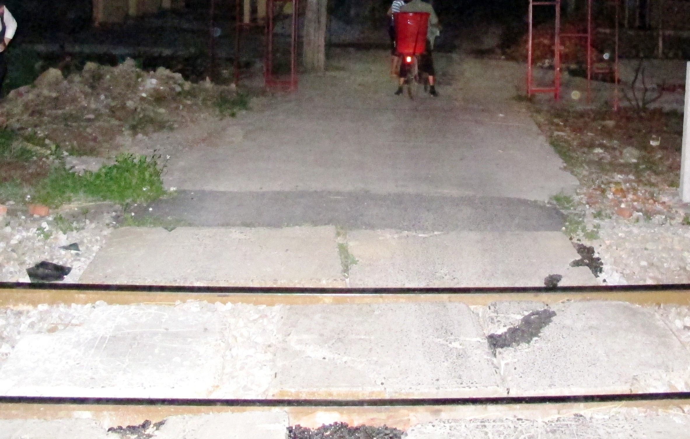 Tàu hỏa tông ô tô, 4 người bị thương - 1 Đường ngang dân sinh nơi tai nạn xảy ra