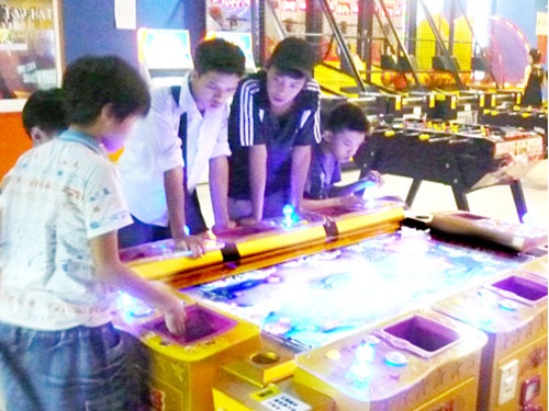 Ném tiền triệu vào trò “bắn cá” - 1 Nhiều người đã bỏ ra không ít tiền và thời gian bên các máy “đánh bạc” này