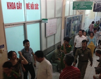 Rất đông người thân vây kín
phòng gây mê hồi sức BV Thủ Đức sau cái chết
của cháu Thanh