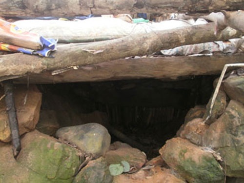 Hang đá này từng là nơi mẹ con chị Tâm ở