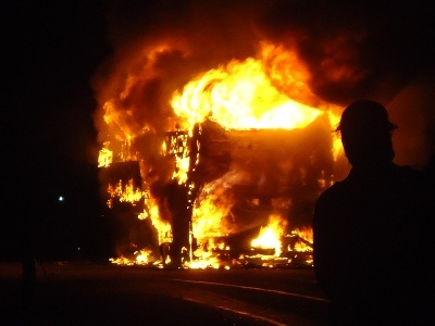 Xe khách bốc cháy, 30 người thoát chết - 1 Khói bốc lên ngùn ngụt kèm theo tiếng nổ lớn