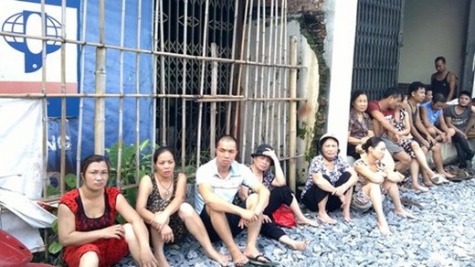 Lửa bùng phát trở lại trung tâm thương mại, hàng trăm tiểu thương vật vã - 2 Các tiểu thương chỉ còn biết nhìn cả gia tài bỗng chốc mất hết