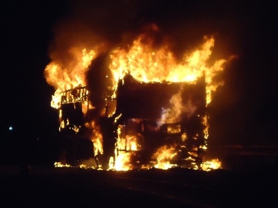 Xe khách bốc cháy, 30 người thoát chết - 2 Khói bốc lên ngùn ngụt kèm theo tiếng nổ lớn