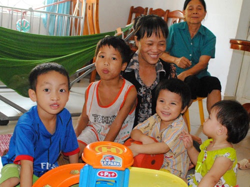 Hai anh em Đồi và Gái (giữa) tại TT Bảo trợ xã hội tỉnh.
