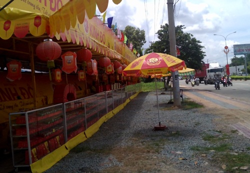 Gian hàng bán bánh trung thu bị đập tủ kiếng cướp 30 bánh