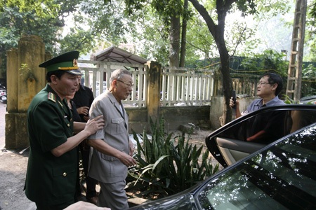 Ngàn người bật khóc khi viếng Đại tướng tại nhà riêng - 9 Tướng Đồng Sĩ Nguyên là một trong những người đầu tiên vào viếng Đại tướng