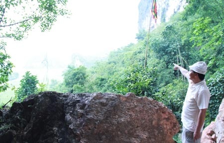 Cỗ quan tài cổ trên vách đá và lời nguyền bí ẩn - 2 Cột cờ dùng để đánh dấu vị trí cỗ quan tài cổ