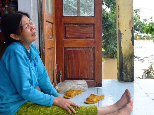 Quảng Ngãi: Cạn lương thực, một học sinh đi mua mỳ gói bị lũ cuốn - 1 Bà ngoại Tâm liên tục nhìn ra dòng nước, khóc nghẹn ngào gọi tên cháu