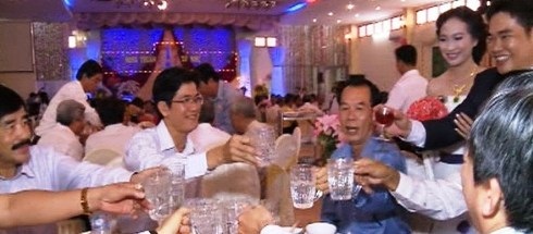 Khách mời chủ yếu là người thân thích, bà con họ hàng hai bên gia đình của cô dâu chú rể.