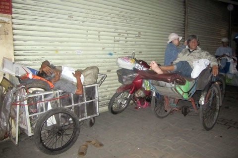 Trên vỉa hè đường Lý Thường Kiệt, nơi rất nhiều những người lao động nghèo chọn làm chỗ ngủ.