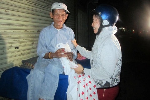 Nụ cười của cụ Thành khi nhận được món quà.