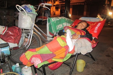 Một bà cụ nằm ngủ ngay ngoài đường