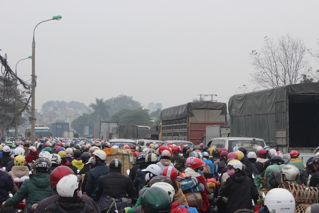  Hàng vạn
người “chôn chân” nhiều giờ trên QL1A