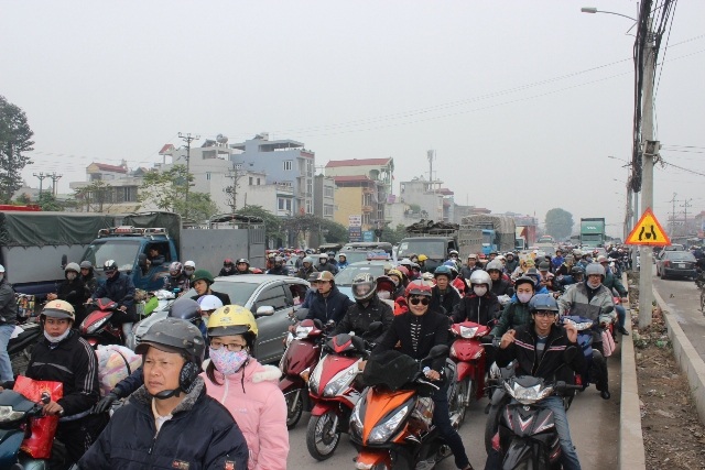 Hàng vạn
người “chôn chân” nhiều giờ trên QL1A