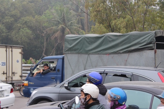  Bác tài xế mệt mỏi
nhìn dòng dòng phương tiện chen nhau nhích từng bước