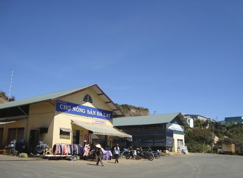Thế nhưng, ở mặt tiền của chợ nông sản xem ra khá vắng vẻ