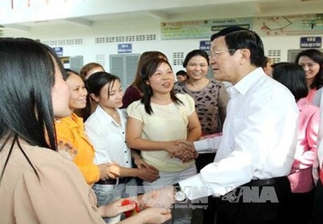Chủ tịch nước thăm, chúc Tết công nhân xa nhà tại TPHCM - 1 Chủ tịch nước Trương Tấn Sang thăm hỏi và chúc Tết các công nhân đón Tết xa nhà - Ảnh: TTXVN