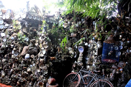 Hòn non bộ với vô số đồ cổ