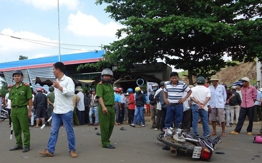 Hiện trường vụ hai xe máy tông nhau làm 2 người chết tại chỗ, 1 người bị thương nặng. Ảnh CTV