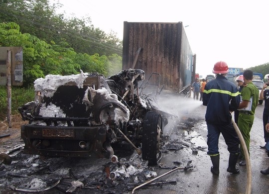 Xe container bốc cháy ngùn ngụt trên quốc lộ