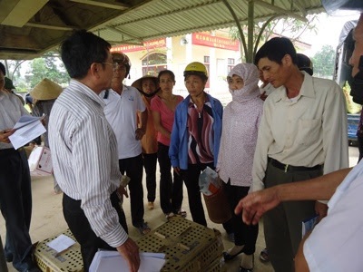 Hà Tĩnh: Một nhà báo tặng hơn 2000 con gà giống cho quê nhà - 2 Hướng dẫn bà con
phương pháp chăn nuôi