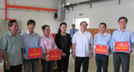 Phó Thủ tướng Hoàng Trung Hải thăm Khu xử lý rác Đa Phước - 3 Phó Thủ tướng tặng quà động viên các công nhân Khu liên
hợp xử lý chất thải rắn Đa Phước