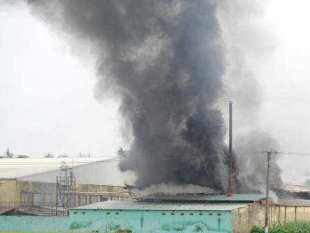 Cháy lớn tại công ty may, 1.000 công nhân tháo chạy - 2 Từ xa, đã thấy cột khói lớŮ bốc lên từ kho hàng Công ty MFG bị cháy