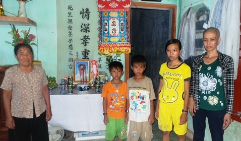 Vợ ngư dân tử nạn ở Hoàng Sa chờ chết vì thiếu 20 triệu đồng hóa trị ung thư - 2 Vợ ngư dân tử nạn ở HoǠng Sa chờ chết vì thiếu 20 triệu đồng hóa trị ung thư