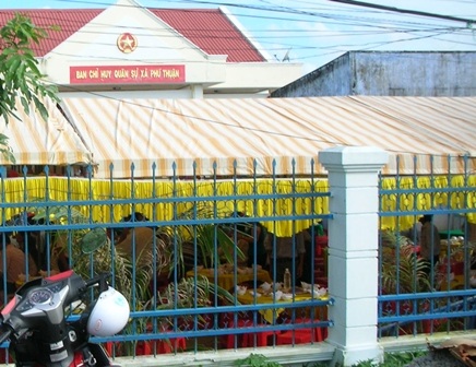 Tiệc cưới được tổ chức không
khuôn viên xã và ngay trong giờ làm việc