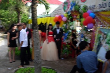 Tiệc cưới được tổ chức không
khuôn viên xã và ngay trong giờ làm việc