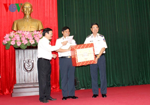 Chủ tịch nước tặng quà lực lượng cảnh sát biển