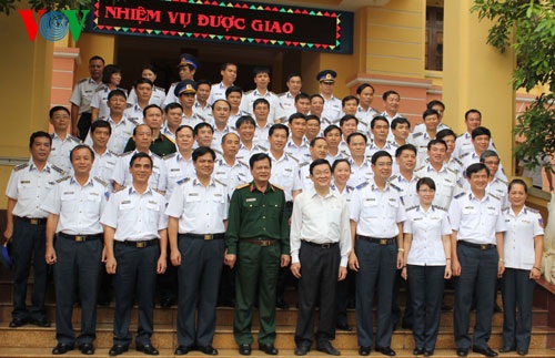 Chủ tịch nước chụp ảnh cùng lực lượng cảnh sát biển